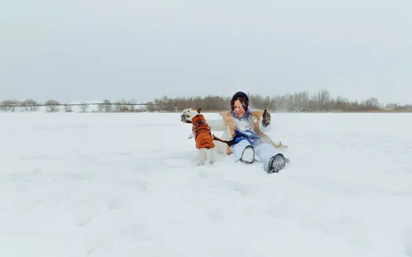 Γυναίκα Παίζει Ένα Μικρό Σκυλί Μια Παγωμένη Χιονισμένη Λίμνη Ξαπλωμένη — Φωτογραφία Αρχείου