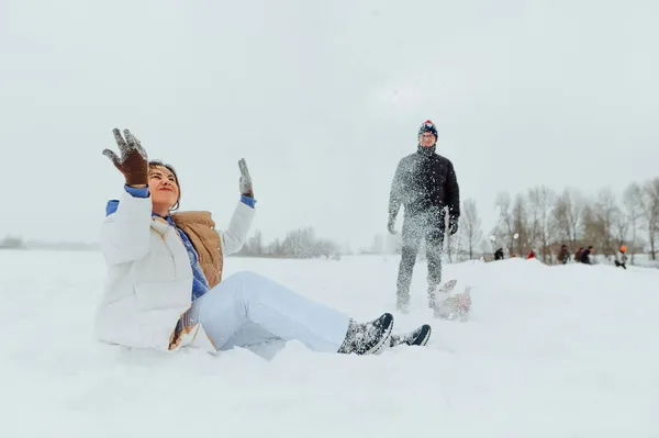 Άντρας Και Γυναίκα Διασκεδάζουν Ένα Χιονισμένο Χωράφι Ενώ Βγάζουν Βόλτα — Φωτογραφία Αρχείου