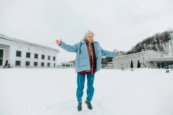 Vacker Ung Flicka Ljusa Kläder Har Kul Vinter Gata Hoppar — Stockfoto