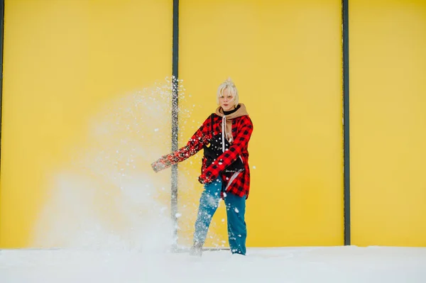 Lustiges Mädchen Mit Blonden Haaren Lässiger Kleidung Steht Schnee Vor — Stockfoto