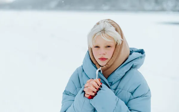 Zamarznięta Blondynka Stoi Zimowej Ulicy Patrzy Kamerę Poważną Twarzą Śnieżnym — Zdjęcie stockowe