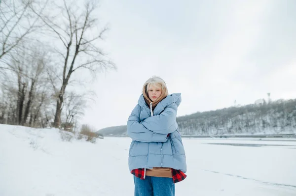Vacker Blond Flicka Varma Ytterkläder Står Bakgrund Vintern Landskap Och — Stockfoto