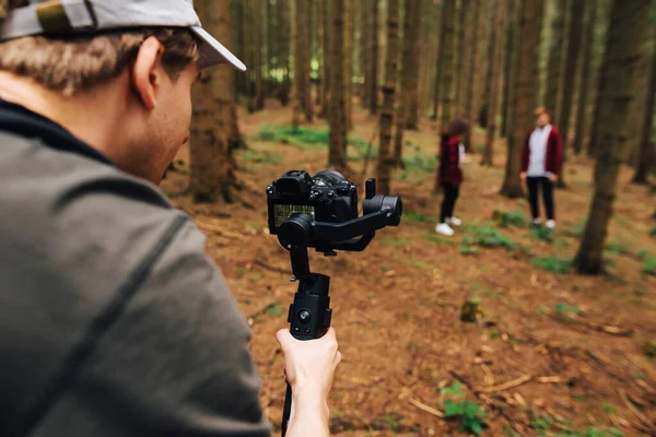 Jeune Vidéaste Masculin Avec Une Caméra Sur Stabilisateur Dans Ses — Photo