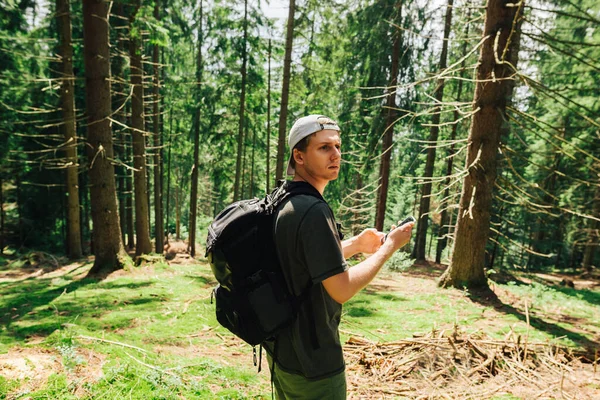 Facet Jest Turystą Czapce Luźnych Ubraniach Smartfonem Rękach Stoi Górskim — Zdjęcie stockowe