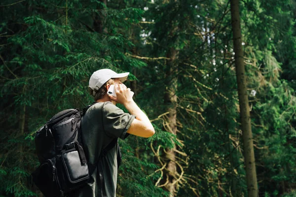 Homem Jovem Hipster Roupas Casuais Chama Telefone Uma Caminhada Montanha — Fotografia de Stock