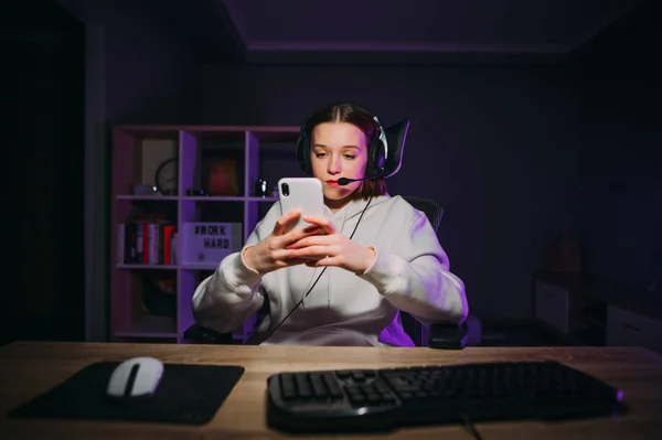 Attraktiv Kvinnlig Streamer Sitter Natten Vid Datorn Ett Headset Spelar — Stockfoto