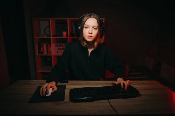 Koncentrerad Flicka Streamer Hörlurar Spelar Spel Natten Hemma Ett Rum — Stockfoto