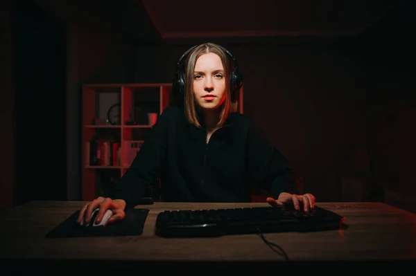 Ελκυστική Gamer Κορίτσι Κάθεται Στο Σπίτι Στον Υπολογιστή Ένα Ακουστικό — Φωτογραφία Αρχείου