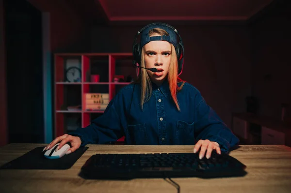 Känslomässig Kvinnlig Spelare Med Missnöjd Ansikte Spela Videospel Hemma Datorn — Stockfoto