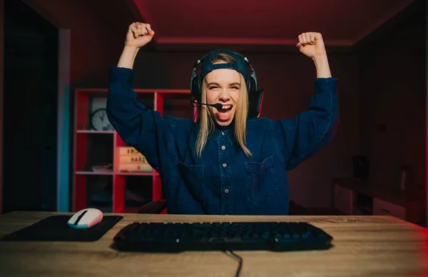 Χαρούμενη Νεαρή Γυναίκα Gamer Ένα Ακουστικό Συναισθηματικά Χαίρεται Στη Νίκη — Φωτογραφία Αρχείου