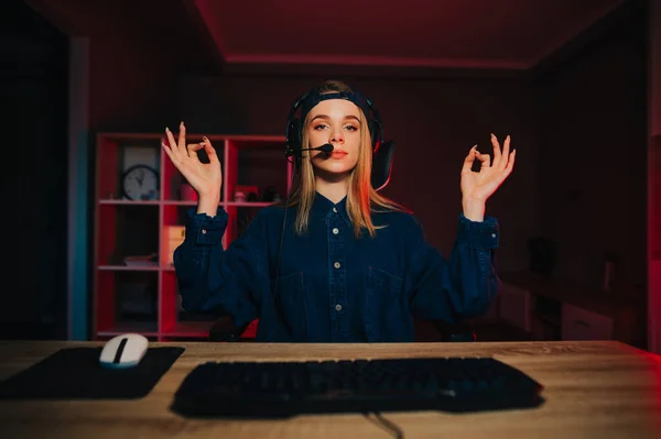 Calmo Atraente Jogador Feminino Senta Noite Computador Fone Ouvido Sua — Fotografia de Stock