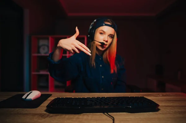 Schattige Vrouwelijke Gamer Zit Nachts Achter Computer Een Headset Zijn — Stockfoto