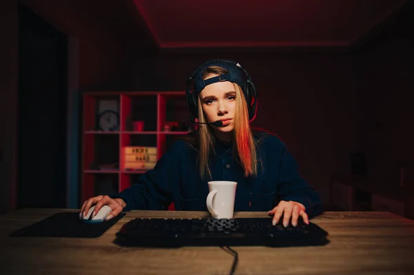 Tired Female Gamer Streaming Online Games Computer Home Cozy Room — Stock Photo, Image