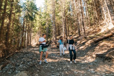 Yaz aylarında bir grup turist geyik kıyafetlerini ormanda bir patikadan indirir ve iletişim kurarlar..