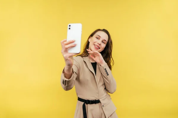 Femme Heureuse Veste Faisant Selfie Sur Fond Jaune Avec Sourire — Photo