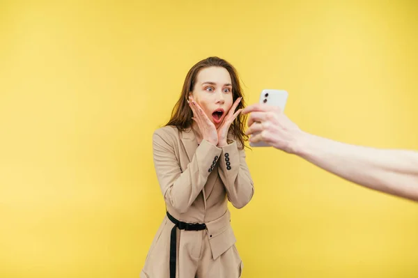 Mulher Negócios Chocada Terno Olha Para Tela Smartphone Mão Outra — Fotografia de Stock