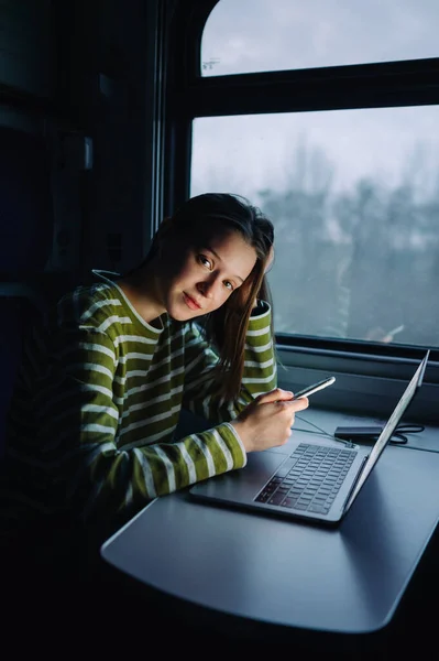 Femme Positive Assise Dans Train Ordinateur Près Fenêtre Tenant Smartphone — Photo