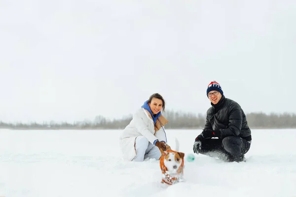 Счастливая Пара Играющая Собакой Зимой Снегу Улыбкой Лице Бегущая Мячом — стоковое фото