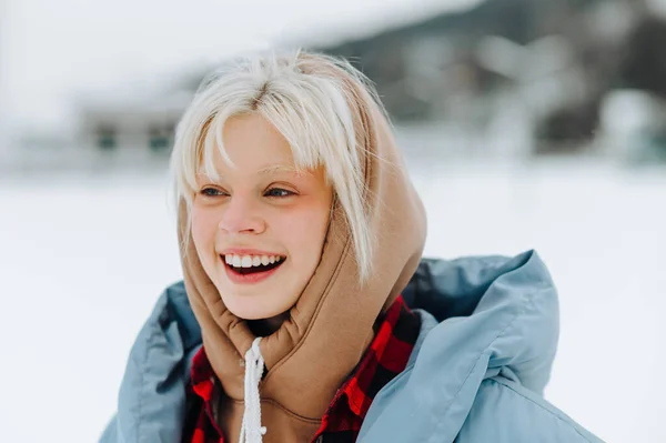 Fechar Retrato Inverno Uma Menina Loira Atraente Capuz Rua Olhando — Fotografia de Stock