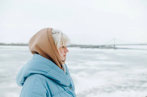 Portret Uroczej Dziewczyny Blond Włosami Ciepłych Ubraniach Tle Zamarzniętej Rzeki — Zdjęcie stockowe