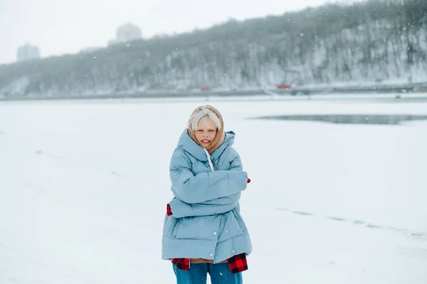 Замерзшая Девушка Теплой Одежде Прогулке Замерзшей Реки Обнимает Холодную Башню — стоковое фото