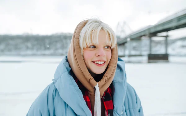 Vacker Positiv Flicka Med Blont Hår Huva Och Varma Kläder — Stockfoto