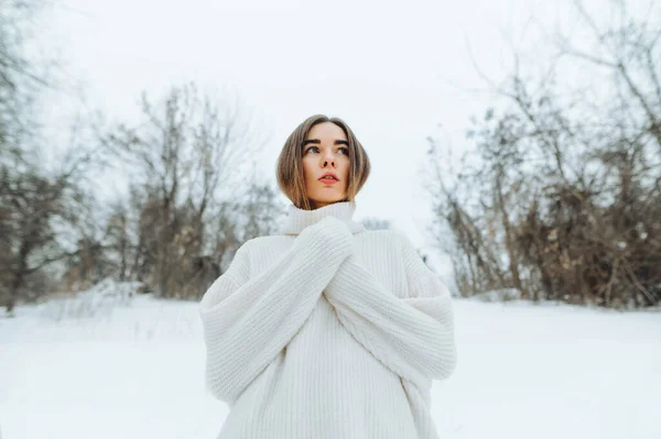 Frusen Kvinna Stackars Stickad Tröja Står Snöig Vintergata Och Tittar — Stockfoto