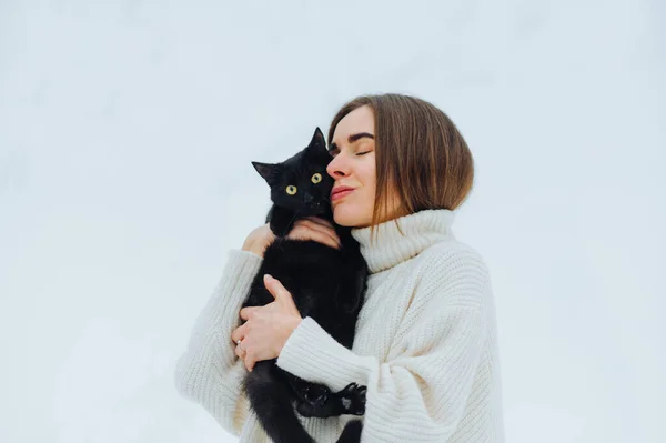 Positive Besitzer Einem Weißen Pullover Mit Schwarzer Katze Umarmt Auf — Stockfoto