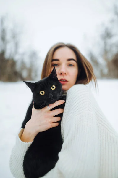 Portret Kobiety Czarnym Kotem Rękach Ulicy Zimie Tle Śnieżnych Widoków — Zdjęcie stockowe