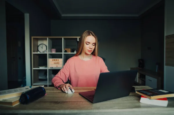 Mulher Bonita Estudando Casa Internet Usando Laptop Sentado Uma Mesa — Fotografia de Stock