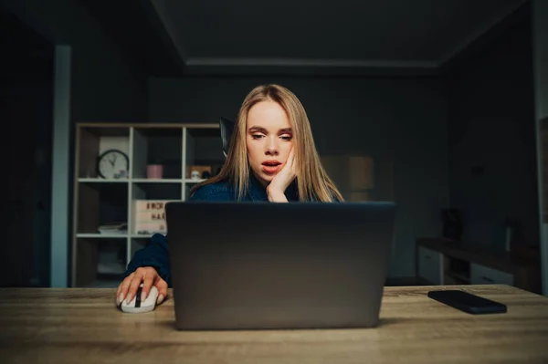 Mujer Sorprendida Sentada Mesa Casa Dormir Uso Internet Ordenador Portátil — Foto de Stock