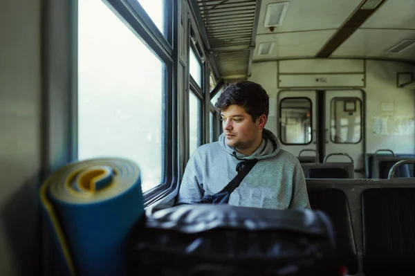 Retrato Turista Masculino Passeios Trem Elétrico Velho Olha Pela Janela — Fotografia de Stock