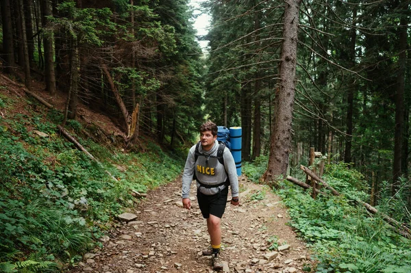 Hombre Excursionista Ropa Casual Con Una Mochila Sube Las Montañas —  Fotos de Stock