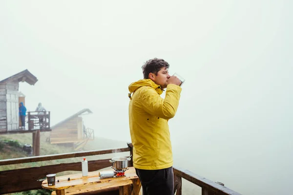 Turista Masculino Fica Terraço Bangalô Madeira Nas Montanhas Tempo Nebuloso — Fotografia de Stock