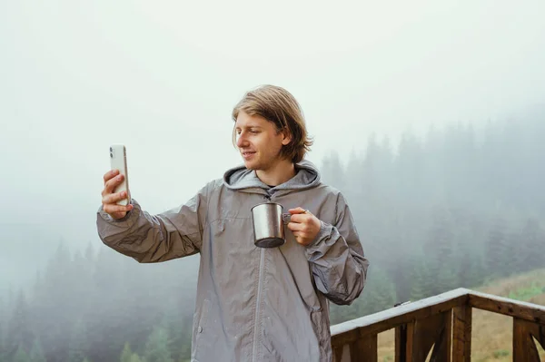 Jovem Positivo Pela Manhã Com Uma Xícara Chá Nas Montanhas — Fotografia de Stock
