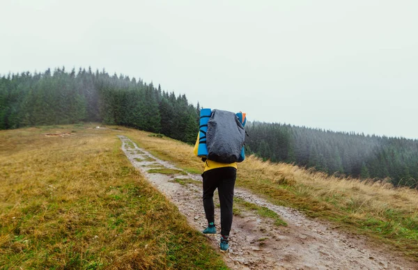Tourist Yellow Jacket Rainy Fog Climbs Mountains Backpack His Back — Stock Photo, Image