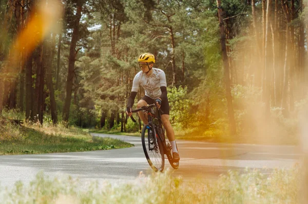 Aktiver Junger Mann Radelt Auf Bergstraße Wald Mit Dem Fahrrad — Stockfoto