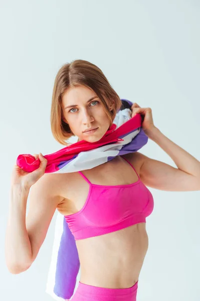 Vacker Atletisk Kvinna Rosa Sportkläder Poserar För Kameran Vit Bakgrund — Stockfoto
