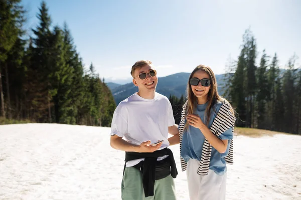 Счастливые Мужчины Женщины Туристы Прогулке Горах Повседневной Одежде Стоящие Снегу — стоковое фото
