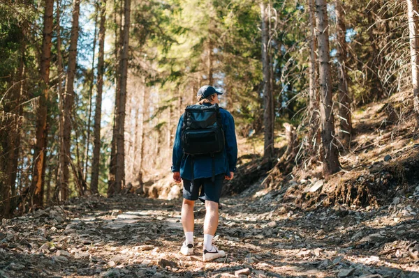 Sırt Çantalı Bir Erkek Turistin Arkası Ormanda Dağ Yolunda Yürüyor — Stok fotoğraf