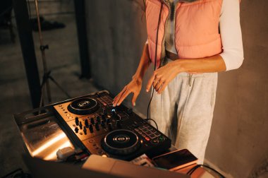 Partide çalan kadın DJ, dizüstü bilgisayarda kumanda kullanan ellerin fotoğrafını çek. Bir DJ 'in işi..