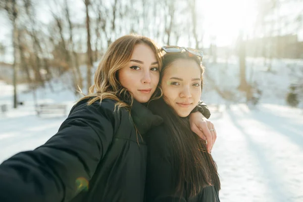 Πορτρέτο Δύο Όμορφων Γυναικών Ηλιόλουστο Δάσος Χειμώνα Λαμβάνοντας Selfie Και — Φωτογραφία Αρχείου