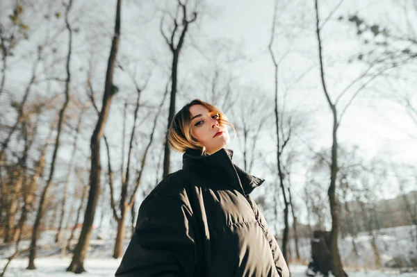 Mulher Elegante Uma Jaqueta Inverno Quente Posando Para Câmera Uma — Fotografia de Stock