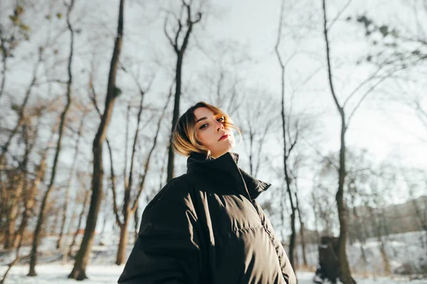 Snygg Kvinna Varm Vinterjacka Poserar För Kameran Snöig Skog Bakgrund — Stockfoto