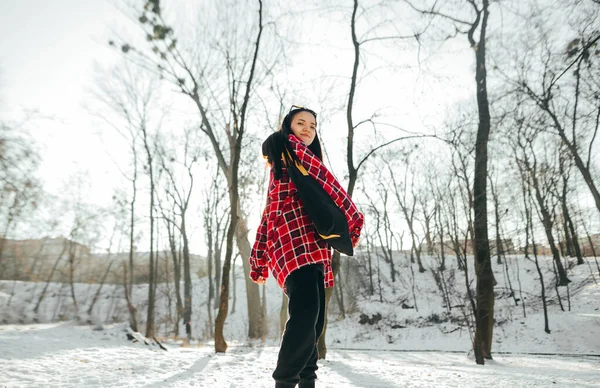 Κομψό Θετική Κυρία Ποζάρουν Για Την Κάμερα Ένα Χιονισμένο Δάσος — Φωτογραφία Αρχείου