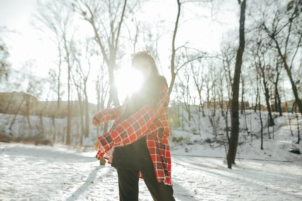 Κομψό Γυναίκα Casual Ρούχα Ποζάρουν Στην Κάμερα Ένα Χιονισμένο Πάρκο — Φωτογραφία Αρχείου