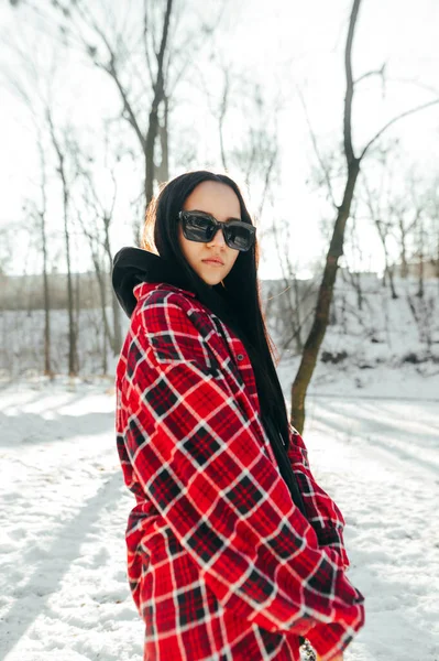 Χειμερινό Πορτρέτο Της Κομψής Γυναίκας Casual Ρούχα Στο Δρόμο Χειμώνα — Φωτογραφία Αρχείου
