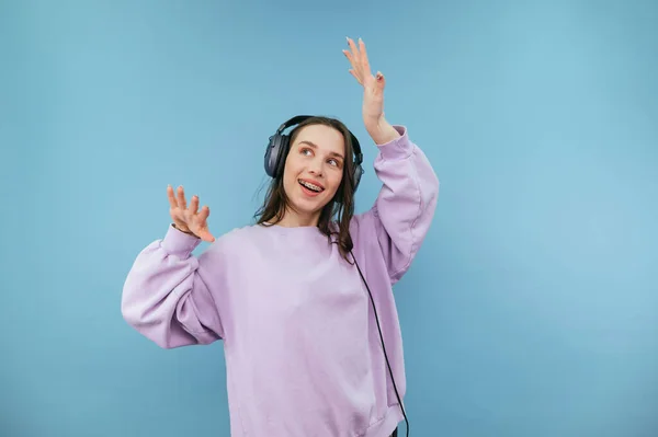 Positieve Dame Hoofdtelefoon Gekleurde Sweatshirt Danst Luistert Naar Muziek Een — Stockfoto