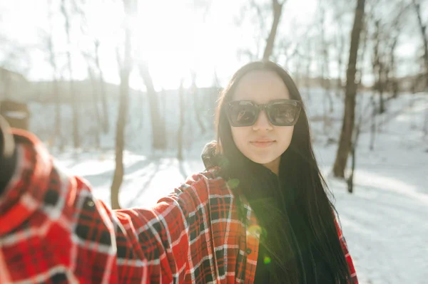Stijlvol Hispanic Meisje Zonnebril Maakt Een Selfie Winter Een Zonnige — Stockfoto