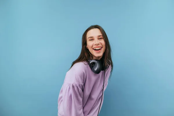 Joyful Meisje Hoofdtelefoon Met Een Glimlach Haar Gezicht Poseren Camera — Stockfoto